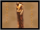 ciemne spodnie, Dominic Purcell, beowa bluzka