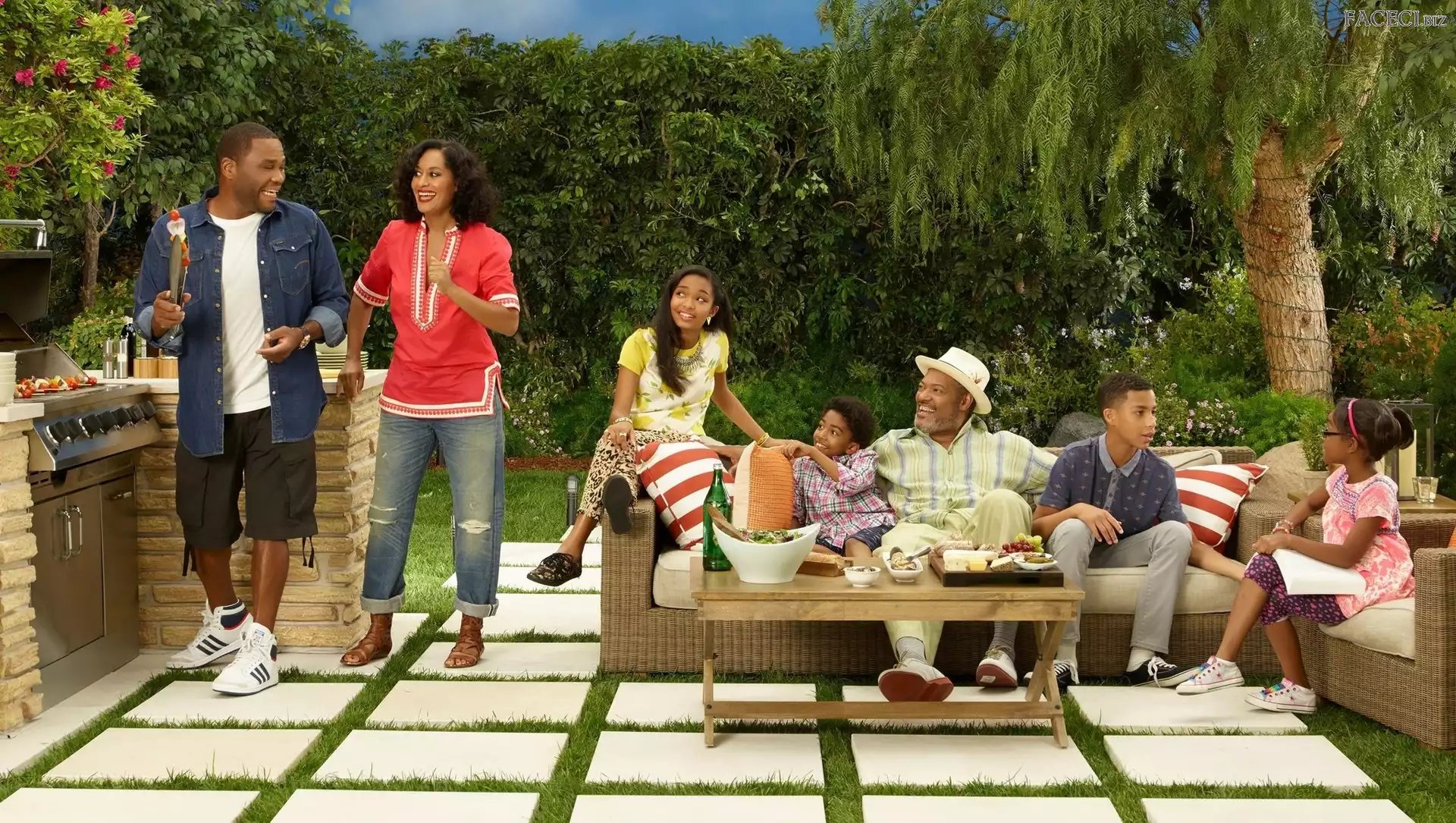 Anthony Anderson, Spotkanie, Jenifer Lewis, Serial, Rodzinne, Grill, Black-is, Czarno to widzÄ™, Laurence Fishburne