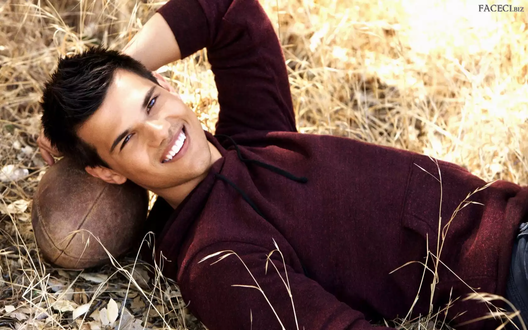 Bluza, Trawa, Uśmiech, Taylor Lautner, Piłka
