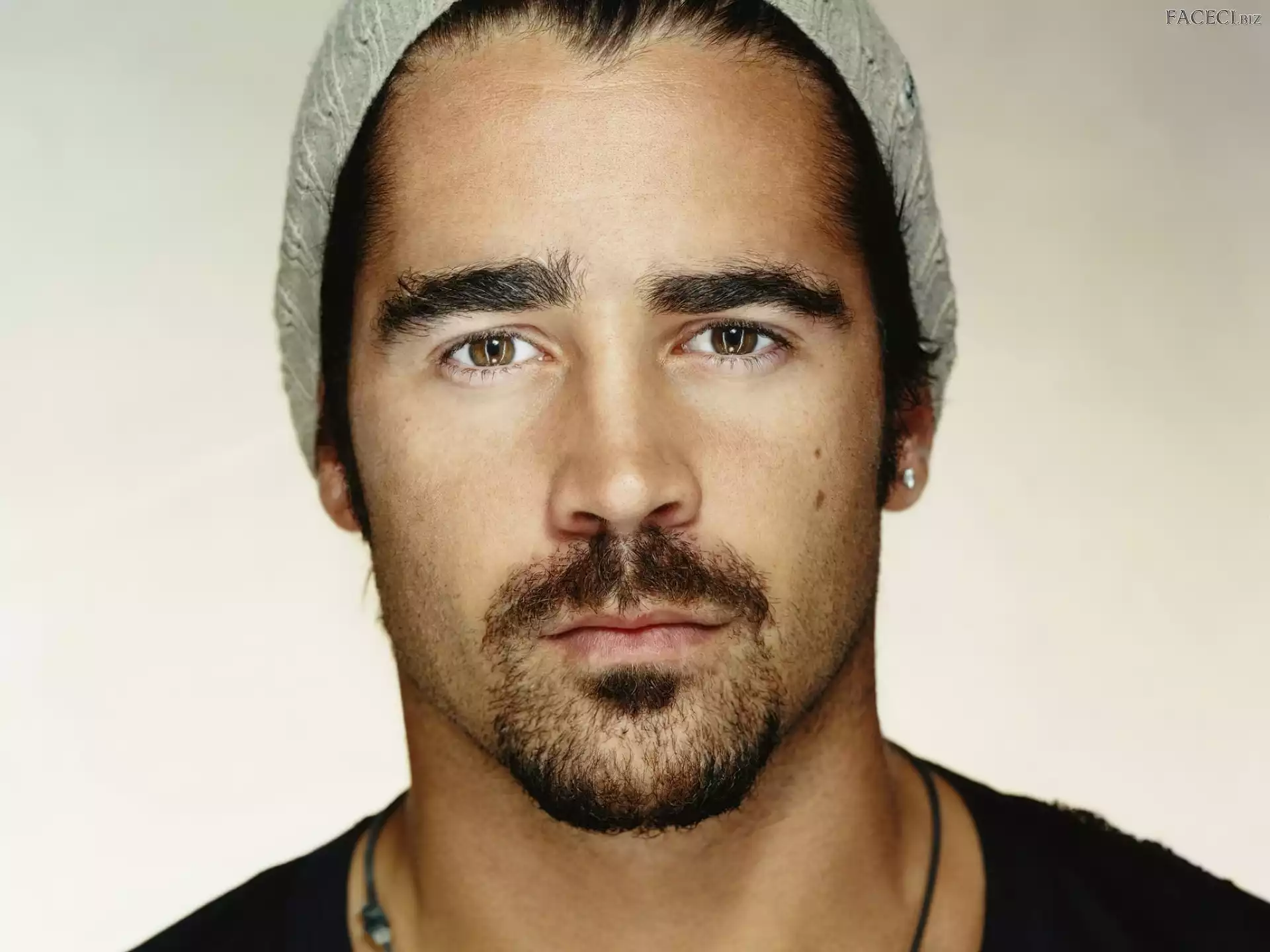 Czapka, Colin Farrell, Twarz