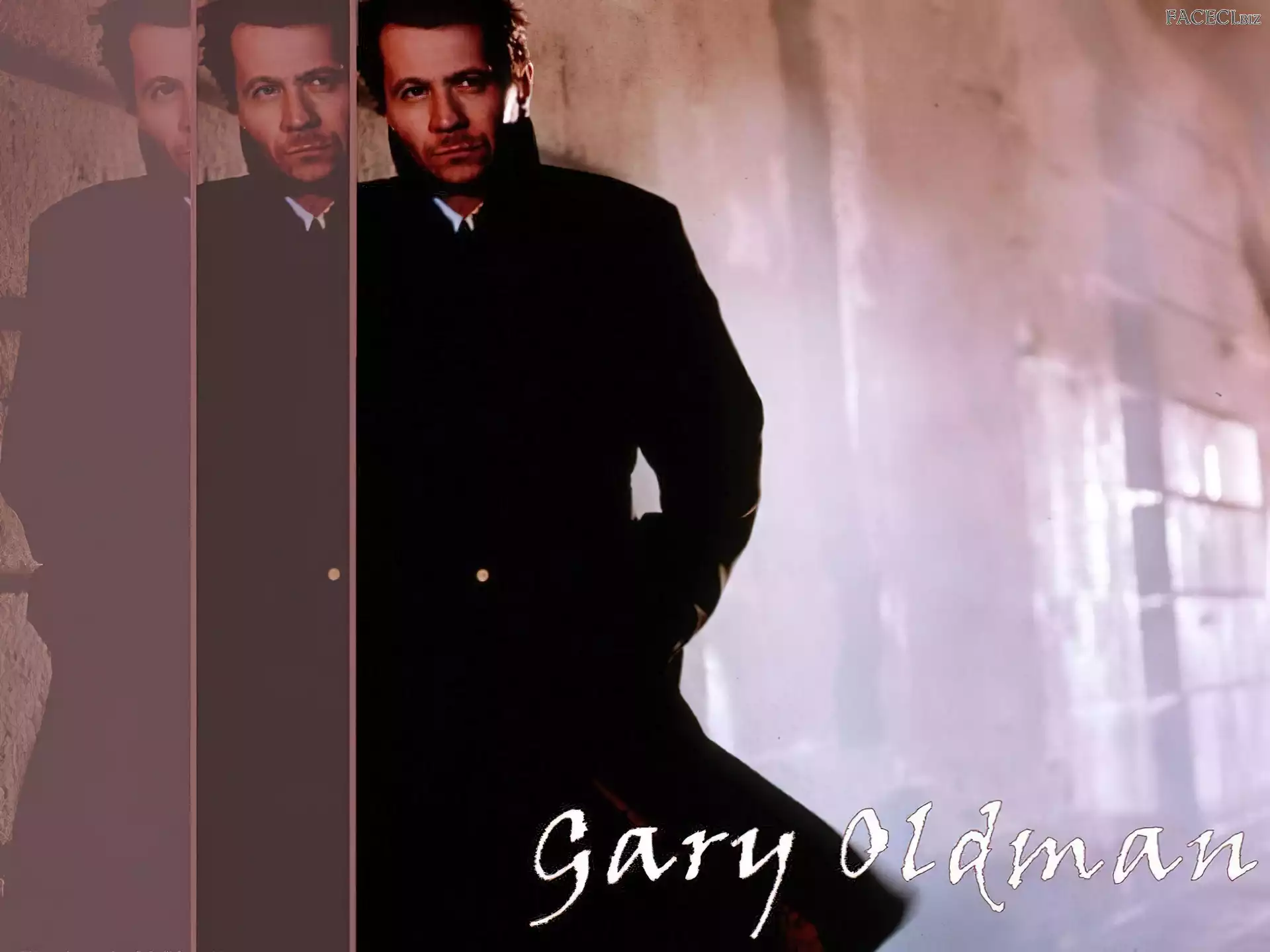 Gary Oldman, czarny płaszcz