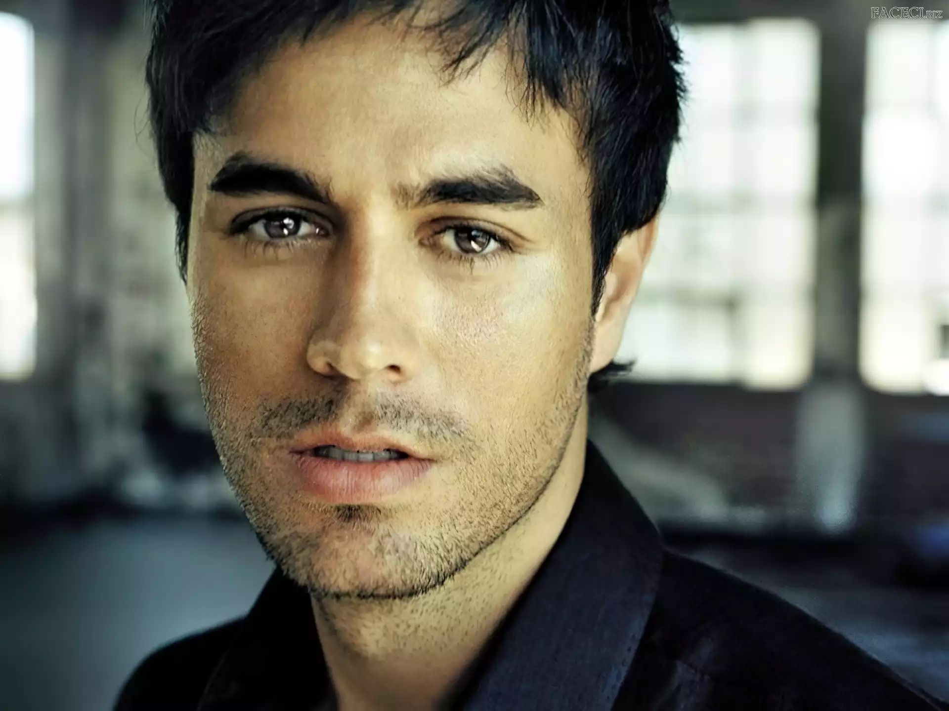 Zarost, Enrique Iglesias