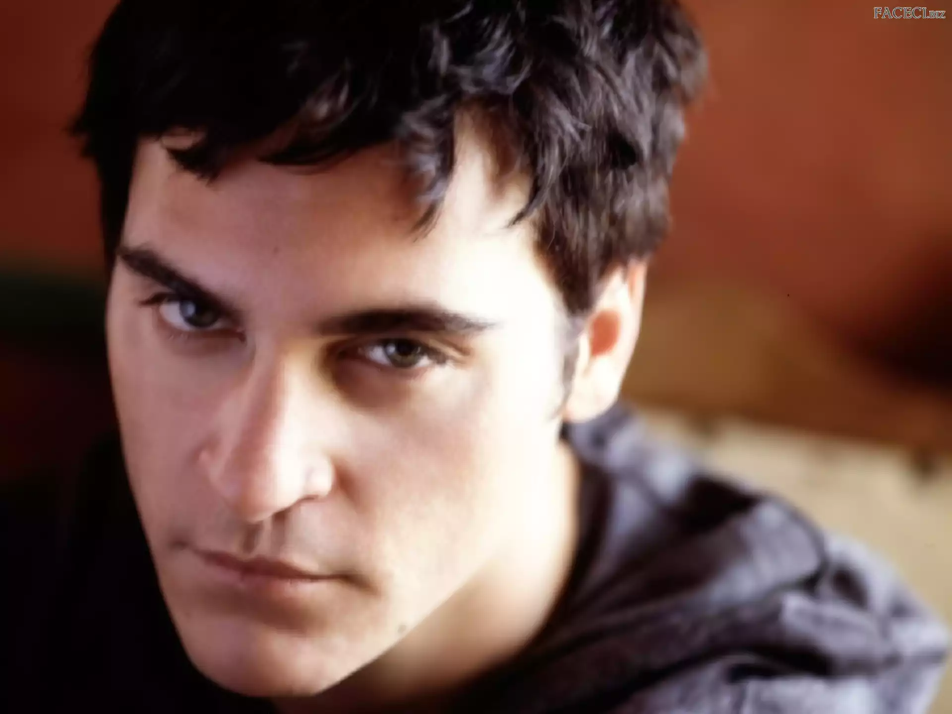 jasne oczy, Joaquin Phoenix, ciemne włosy
