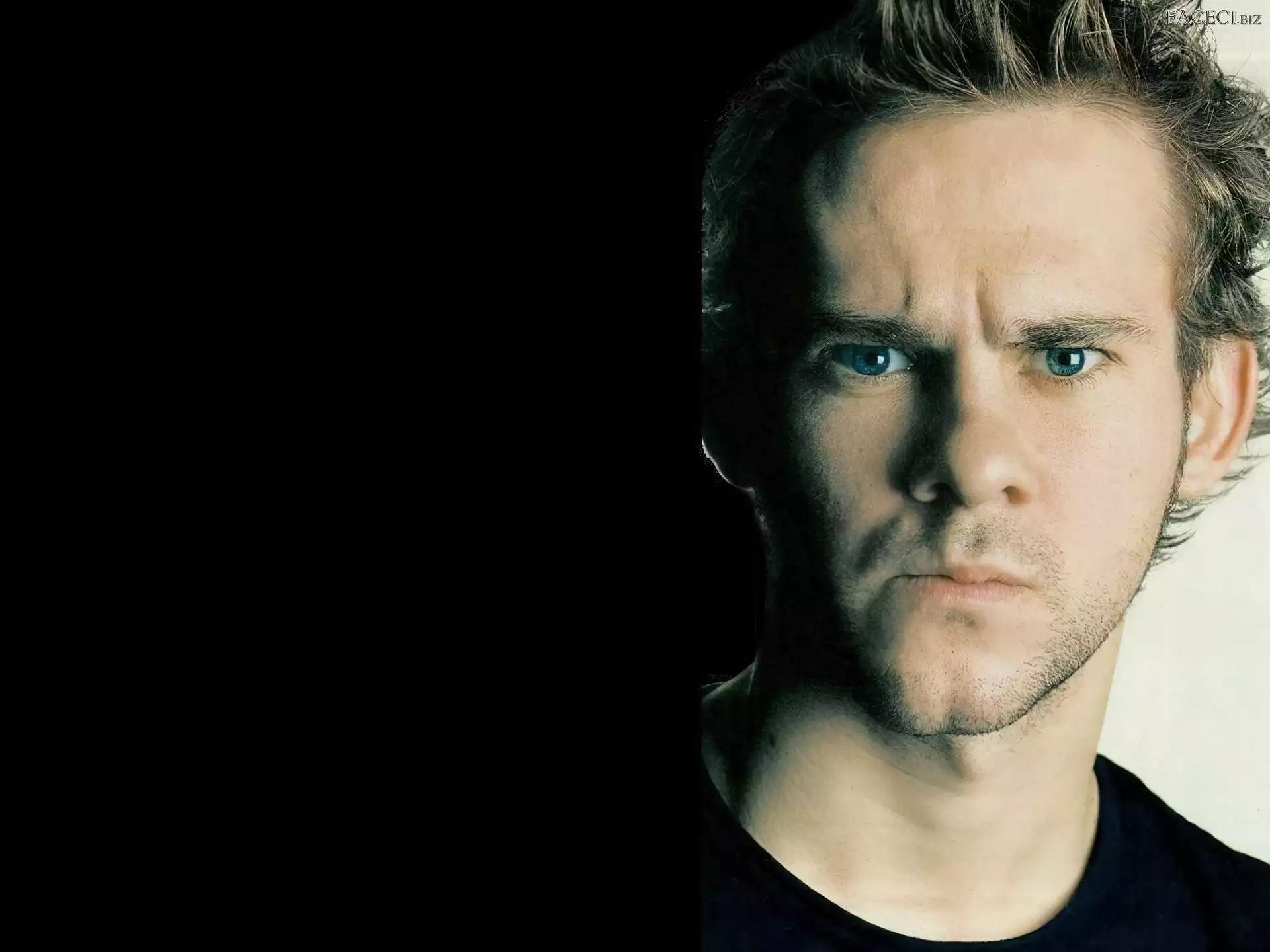 jasne włosy, Dominic Monaghan, niebieskie oczy