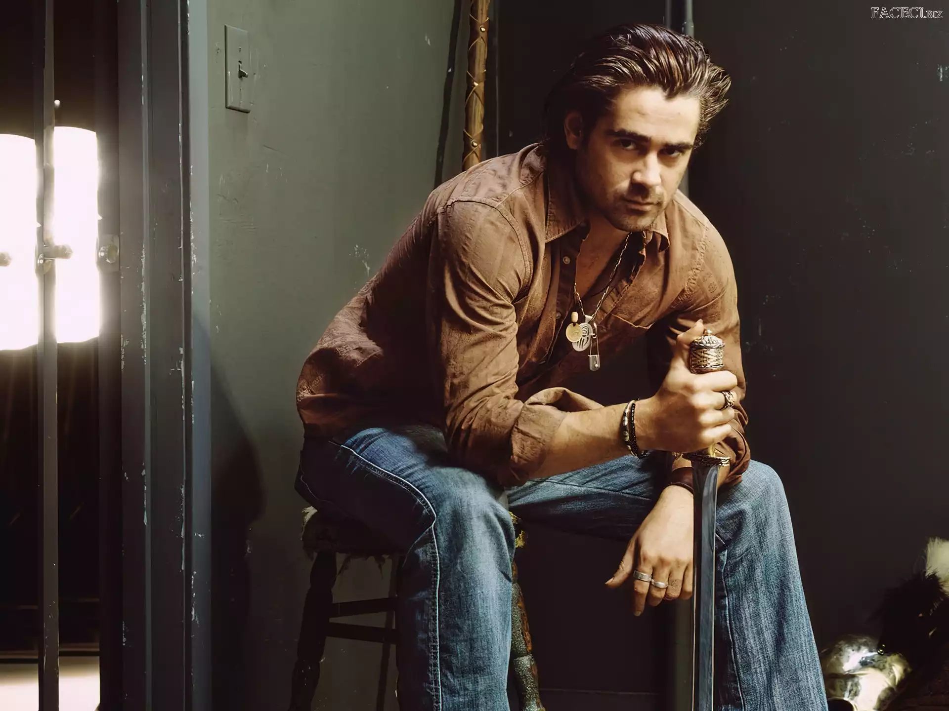 jeansy, Colin Farrell, brÄ…zowa koszula