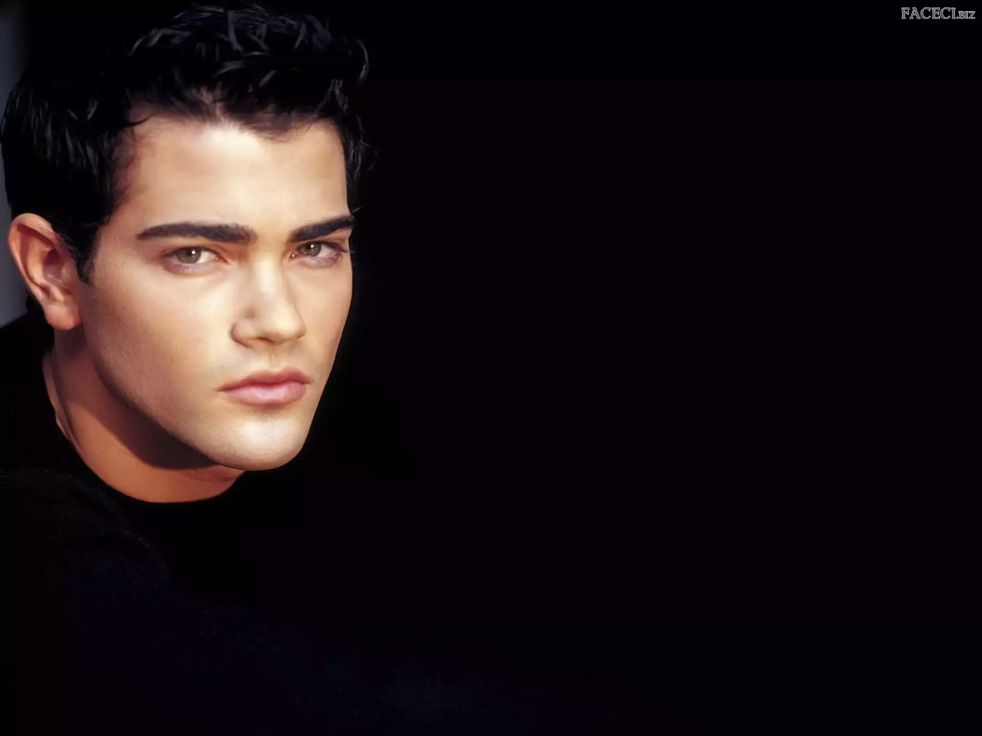 Jesse Metcalfe, ciemne włosy