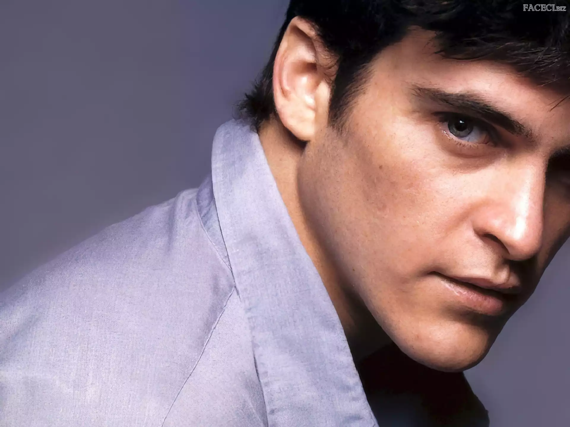 Joaquin Phoenix, błękitna koszula