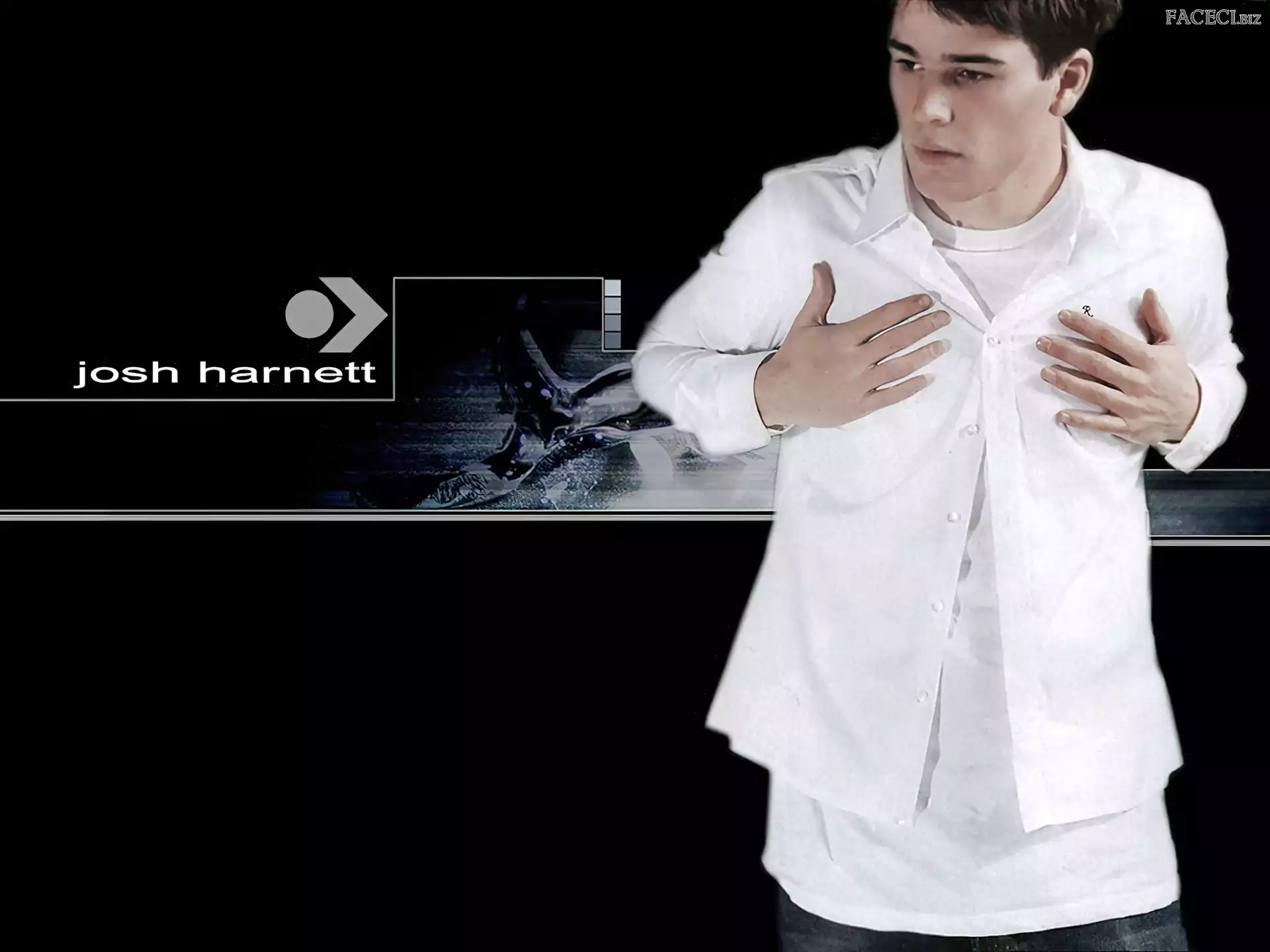 Josh Hartnett, biała koszula