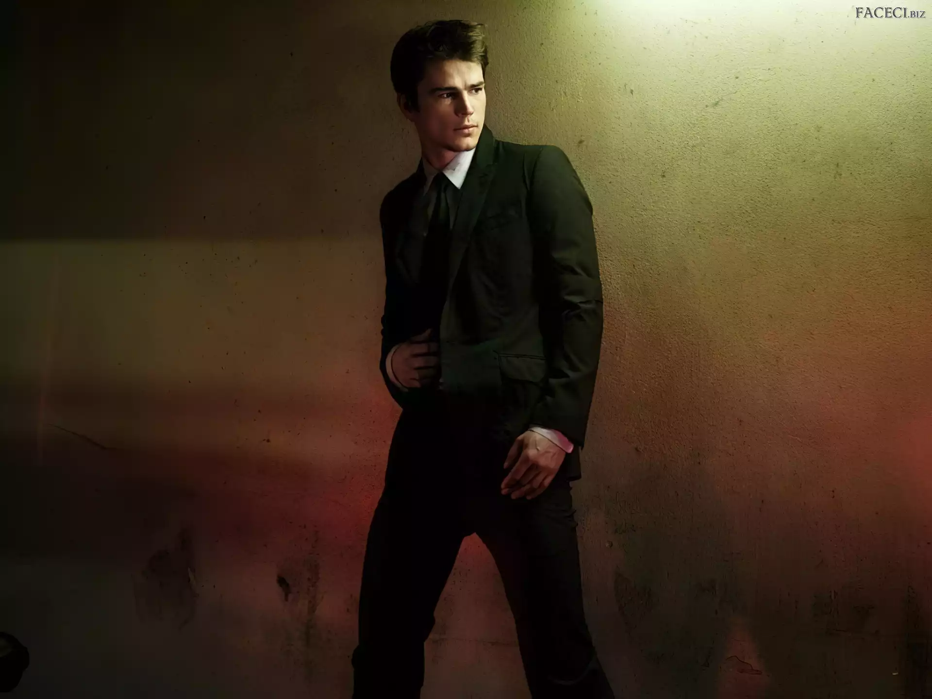 Josh Hartnett, czarny garnitur