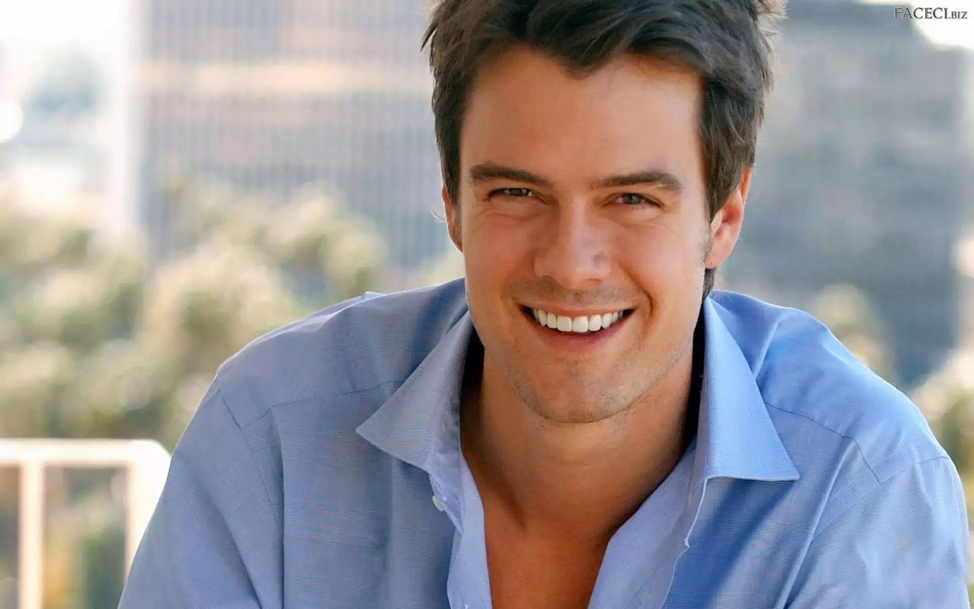 Niebieska, Uśmiech, Josh Duhamel, Koszula