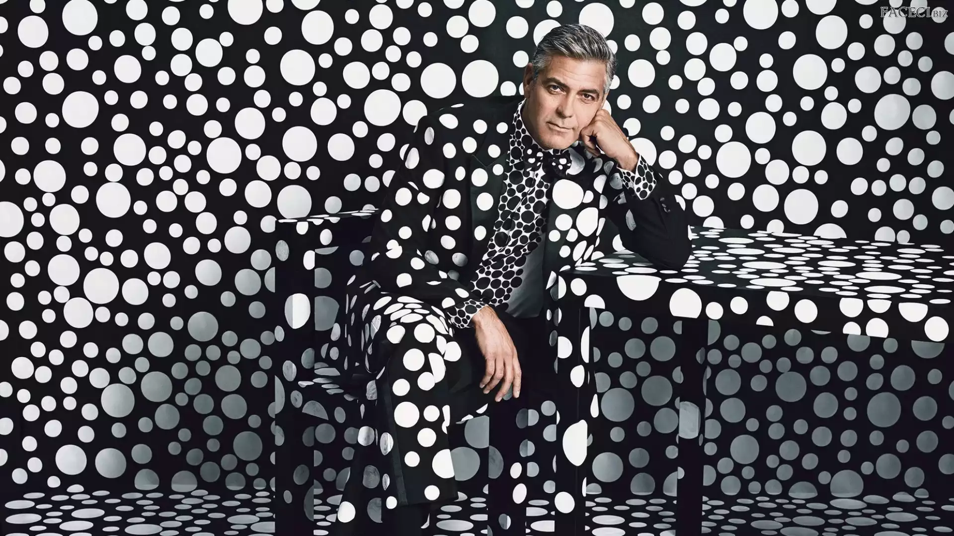 Strój, Grochy, George Clooney, Tło