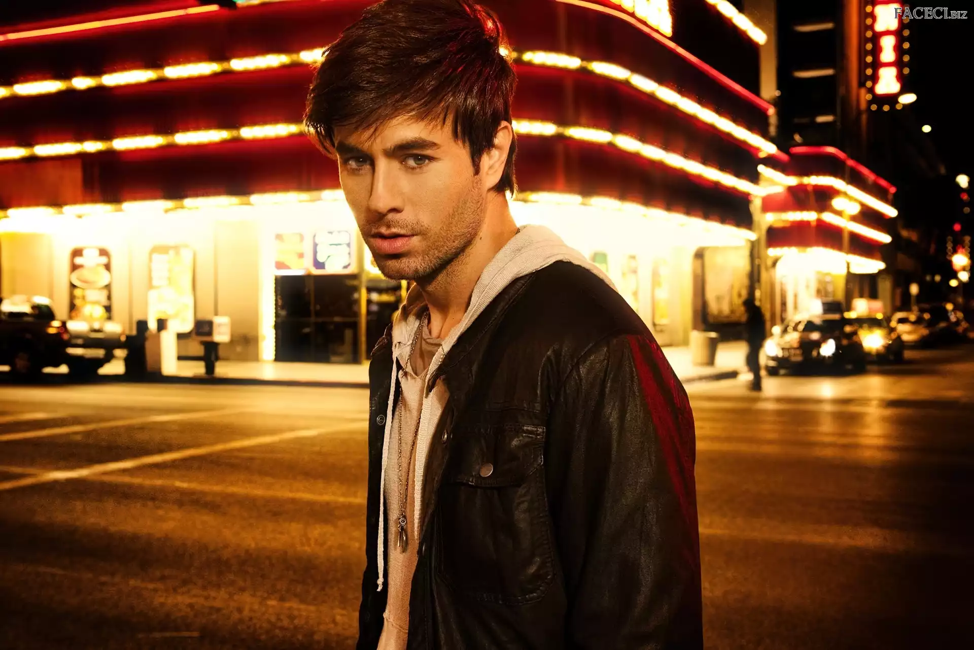 Ulica, Enrique Iglesias, Wieczór