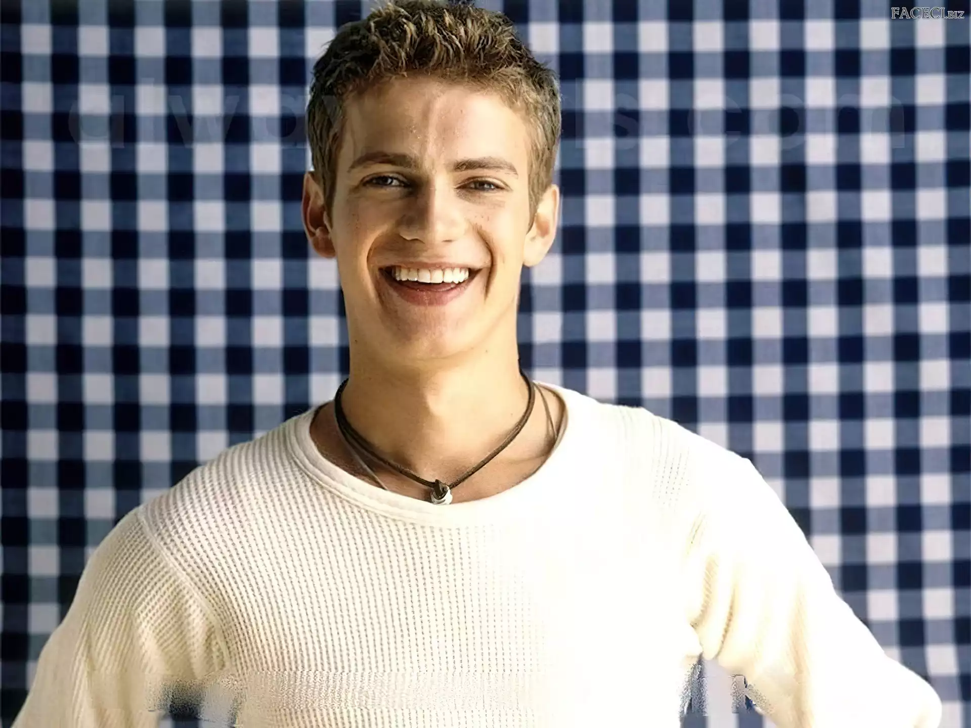 uśmiech, Hayden Christensen, biała koszulka
