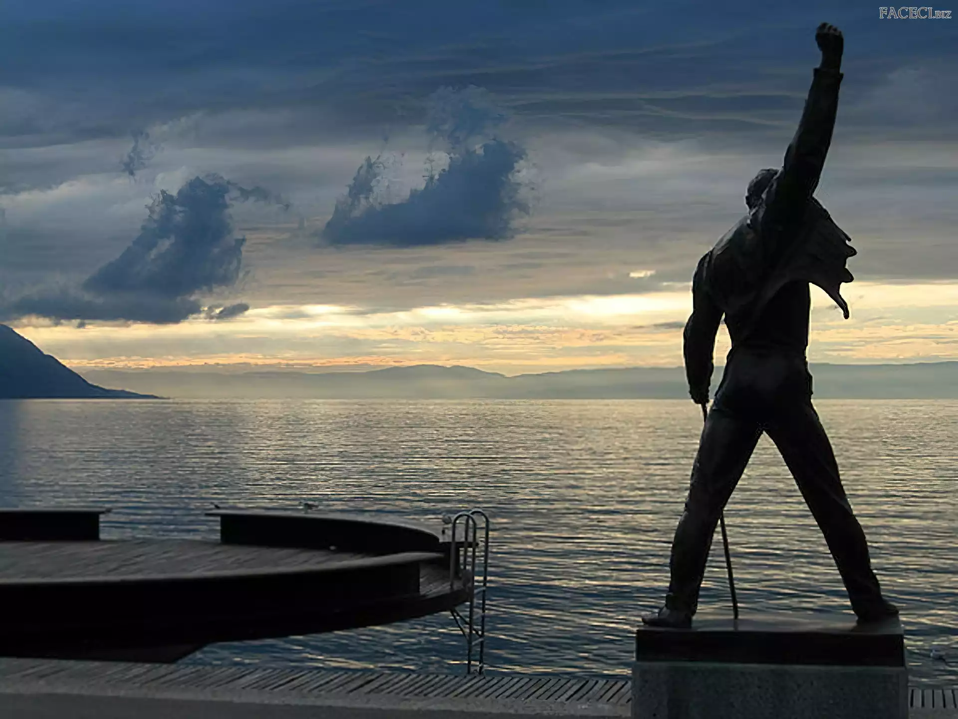 Freddie Mercury, Woda, Chmury, Ciemne