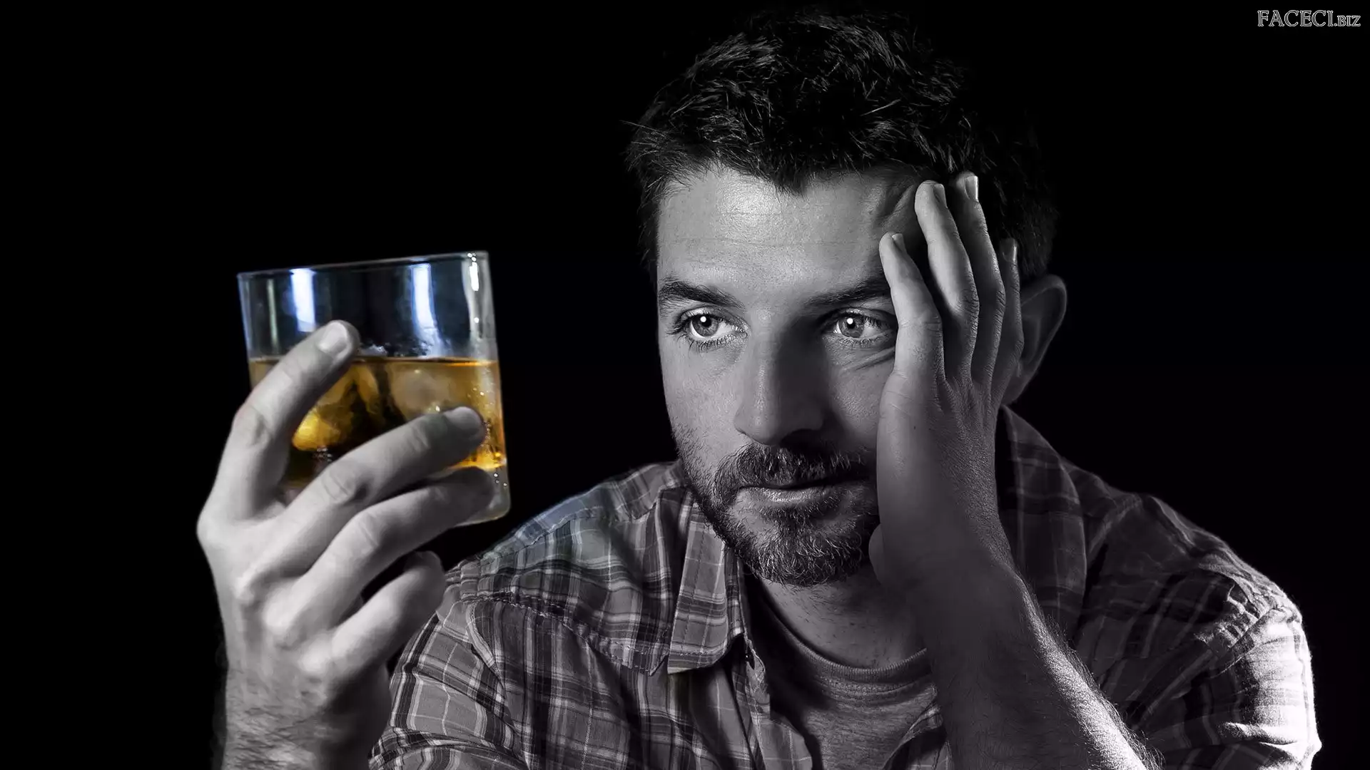 Załamany, Czarne tło, Mężczyzna, Drink